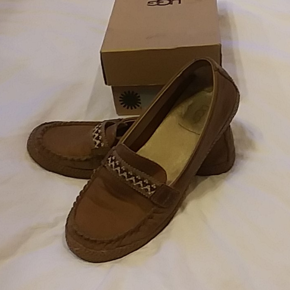 Ugg Size 6 W Kaelee  loafer